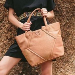NWT Kelly Wynne Paint the Town Tote in Sandstone